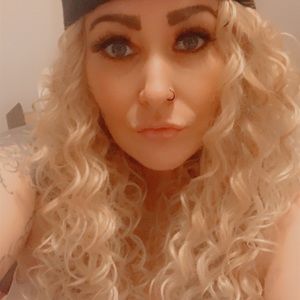 Human hair blend. Heat safe upto 350. Free part.